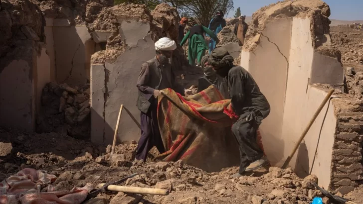 Un terremoto en Afganistán dejó al menos 812 muertos y 2.817 heridos