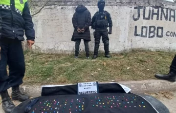 Detuvieron a un hombre que transportaba un centenar de dosis de cocaína