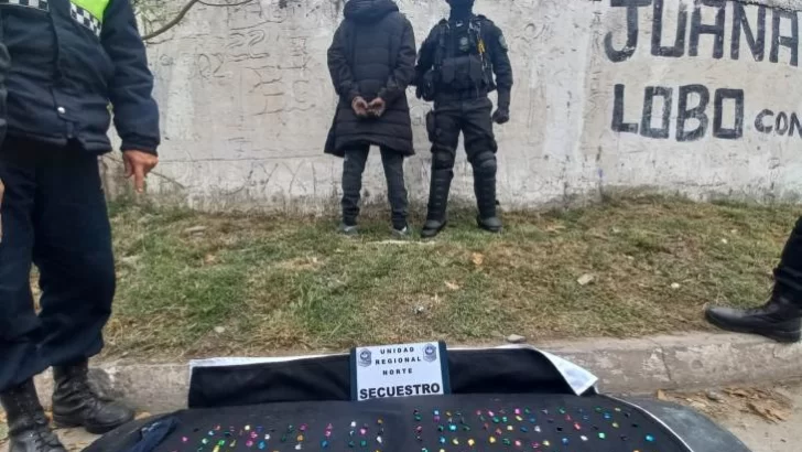 Detuvieron a un hombre que transportaba un centenar de dosis de cocaína