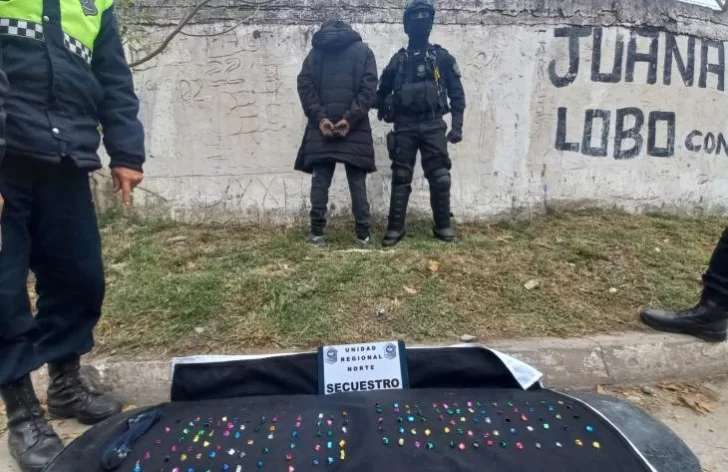 Detuvieron a un hombre que transportaba un centenar de dosis de cocaína