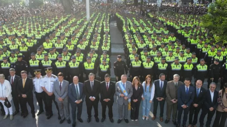 El gobernador tomó juramento a más de 1.200 policías