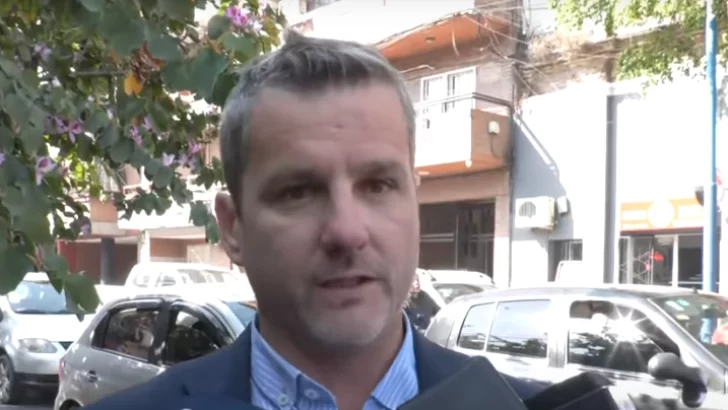 Tensión entre los manifestantes y Mariano Campero durante la protesta universitaria