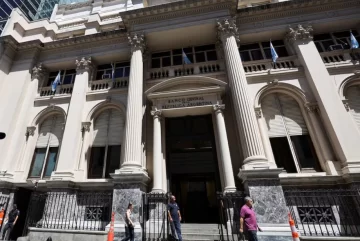 El BCRA volvió a intervenir en el mercado y vendió US$379 millones, la cifra más alta desde la salida del cepo