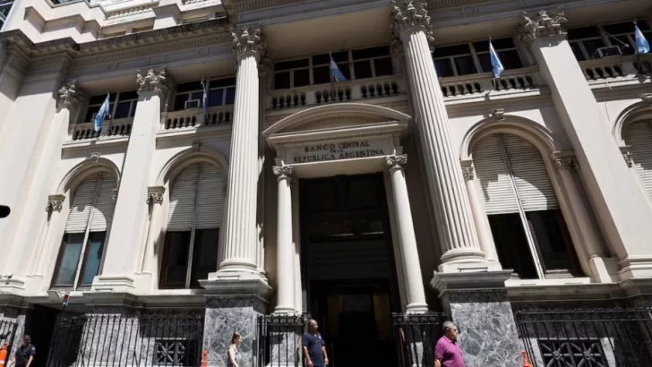 El BCRA volvió a intervenir en el mercado y vendió US$379 millones, la cifra más alta desde la salida del cepo