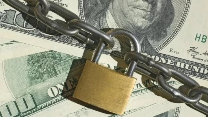 Reinstauran una medida del cepo al dólar para los ahorristas