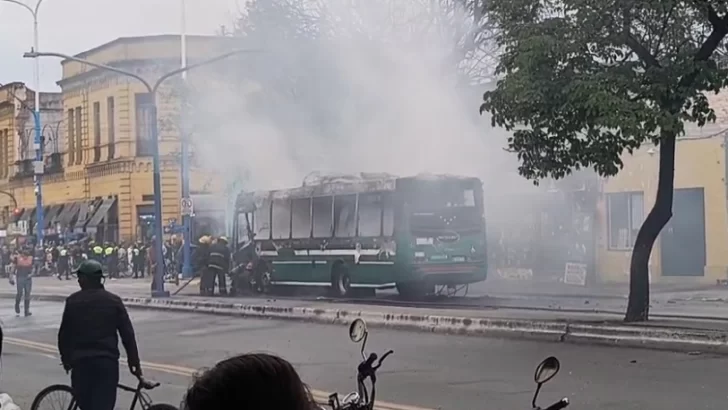 Se incendió un colectivo en El Bajo