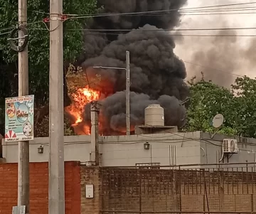 Voraz incendio en un depósito de aceite del barrio Los Chañaritos