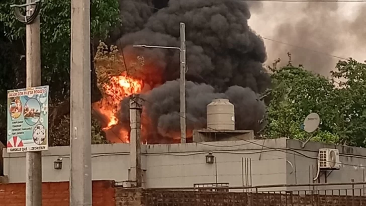 Voraz incendio en un depósito de aceite del barrio Los Chañaritos