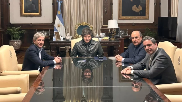 Milei atrasa su viaje a EEUU para enfocarse en reuniones de Gabinete y campaña electoral