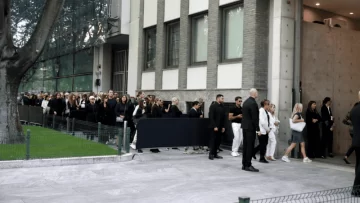 Último adiós a Giorgio Armani: las imágenes de miles de personas que despidieron en Milán al diseñador