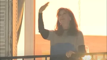 Cristina Kirchner saludó desde su balcón, a tres años del intento de magnicidio
