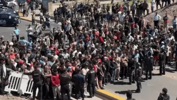 Caos, disparos y piedrazos tras el vuelco de un camión cargado con carne