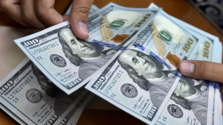 El dólar oficial sube a 1.465 pesos y queda cerca del techo de la banda