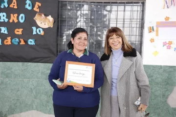 Montaldo visitó a la maestra tucumana que fue distinguida entre las cinco mejores del país Montaldo visitó a la maestra tucumana que fue distinguida entre las cinco mejores del país