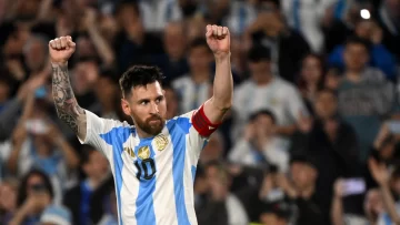 Messi se despidió con una noche mágica en el Monumental: doblete y ovación histórica