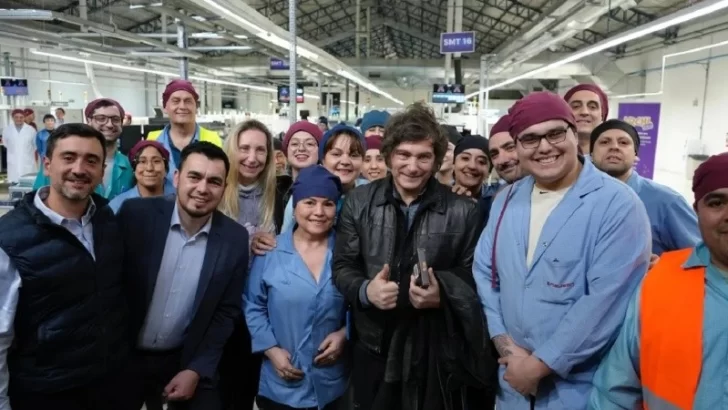 Milei visitó Tierra del Fuego para dar inicio a una serie de viajes de campaña, pero debió cancelar una recorrida por protestas en la calle