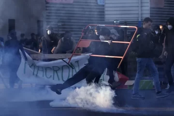 Francia amaneció convulsionada: bloqueos, choques y marchas contra el ajuste económico
