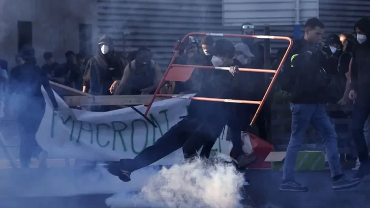 Francia amaneció convulsionada: bloqueos, choques y marchas contra el ajuste económico