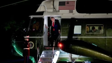 A su regreso de Reino Unido, Trump amenazó con quitar licencias a medios que lo critiquen y sumó repudio