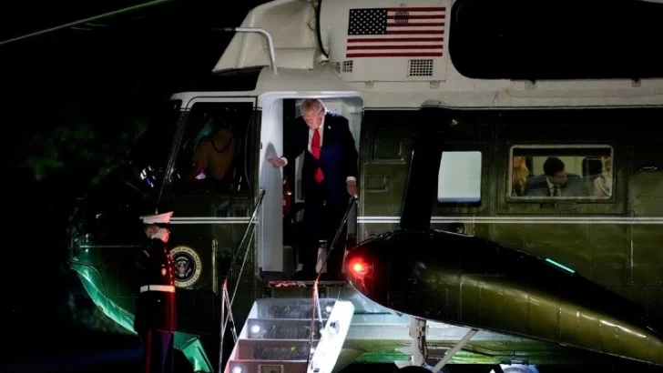 A su regreso de Reino Unido, Trump amenazó con quitar licencias a medios que lo critiquen y sumó repudio