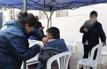 Vacunación en Peatonal Muñecas: hasta 300 dosis aplicadas por día