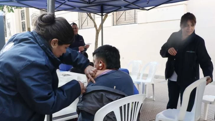 Vacunación en Peatonal Muñecas: hasta 300 dosis aplicadas por día