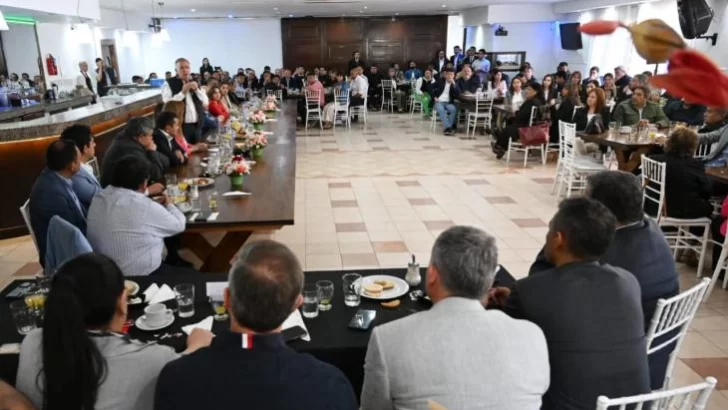 Jaldo se reunió con intendentes y concejales de toda la provincia