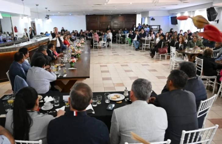 Jaldo se reunió con intendentes y concejales de toda la provincia