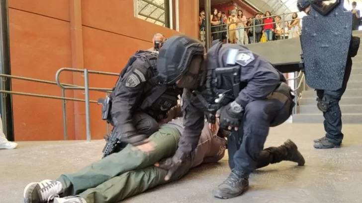 Un simulacro de toma de rehenes en la Facultad de Arquitectura mostró la capacitación de la Policía tucumana