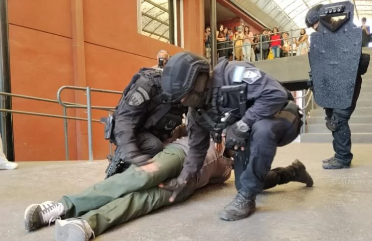 Un simulacro de toma de rehenes en la Facultad de Arquitectura mostró la capacitación de la Policía tucumana