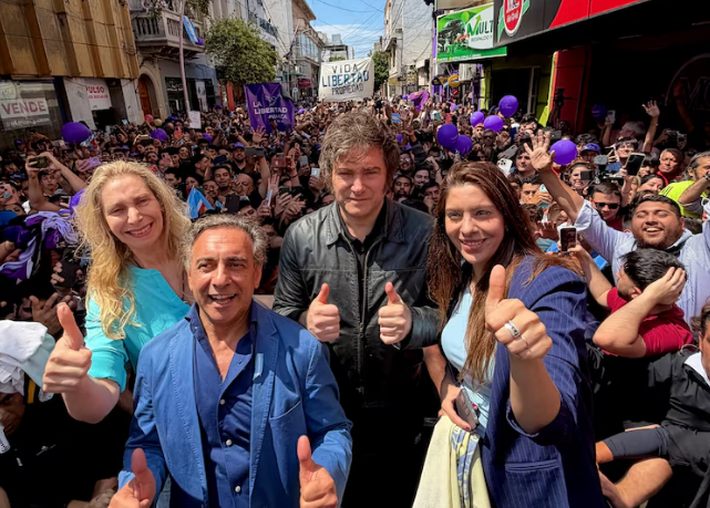 Javier Milei encabezó una caravana en Santiago del Estero