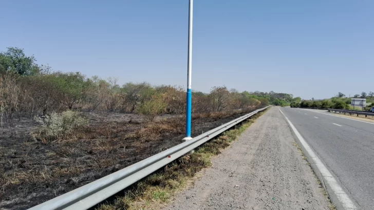 Sofocaron una quema de pastizales en el acceso a El Cadillal Sofocaron una quema de pastizales en el acceso a El Cadillal