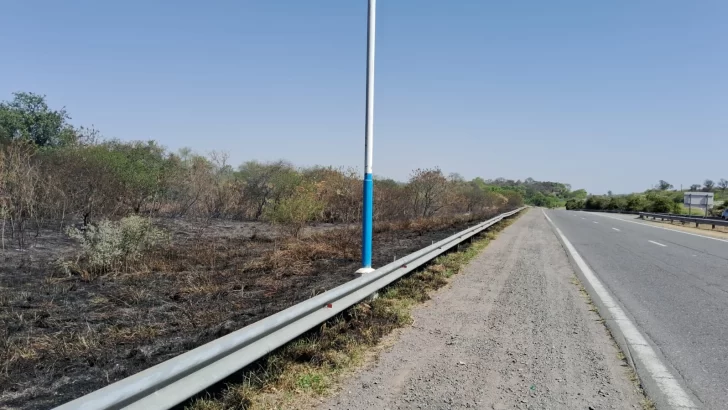 Sofocaron una quema de pastizales en el acceso a El Cadillal