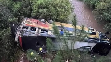 Un micro de larga distancia embistió un auto y cayó a un arroyo en Misiones