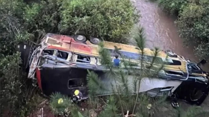Un micro de larga distancia embistió un auto y cayó a un arroyo en Misiones