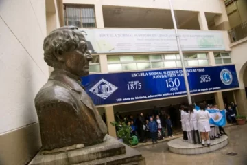 Estudiantes de la Escuela Normal realizaron una sentada para exigir cambios en el protocolo ante casos de acoso