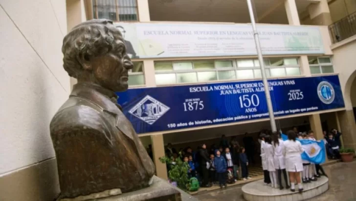 Estudiantes de la Escuela Normal realizaron una sentada para exigir cambios en el protocolo ante casos de acoso