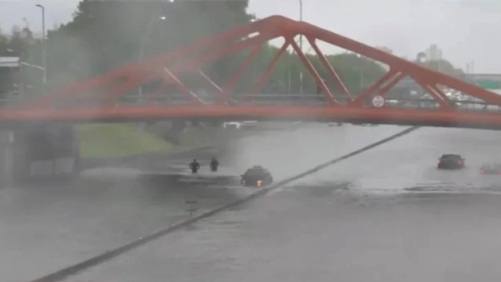 Un taxista se descompensó y murió en medio de las inundaciones de la avenida General Paz
