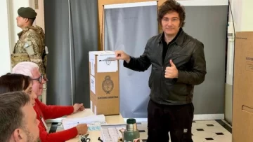 Javier Milei votó y saludó a sus seguidores sin hacer declaraciones
