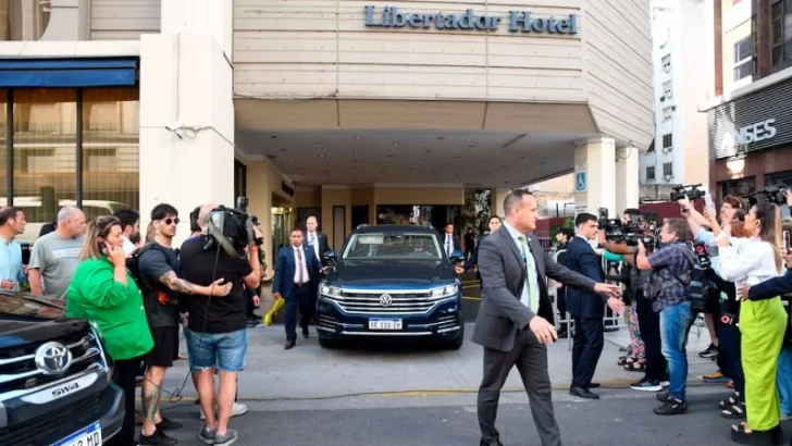 Milei llegó al búnker de La Libertad Avanza y crece la expectativa por el resultado electoral