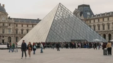 Millonario robo de joyas en el Louvre: la presidenta admite que se tardó mucho en detectar a los ladrones