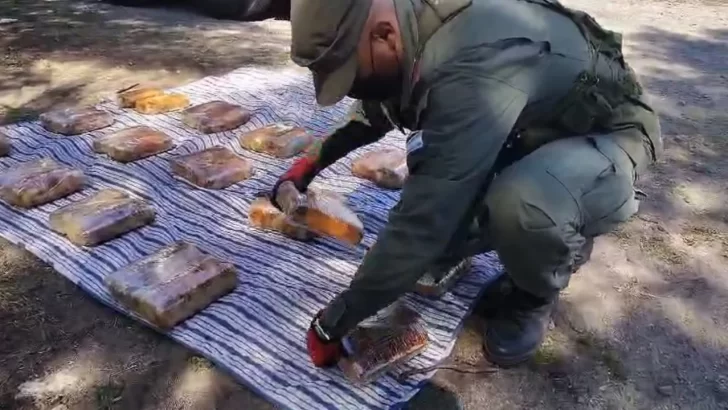 Sur tucumano: secuestran más de 31 kilos de marihuana ocultos en frazadas y colchas