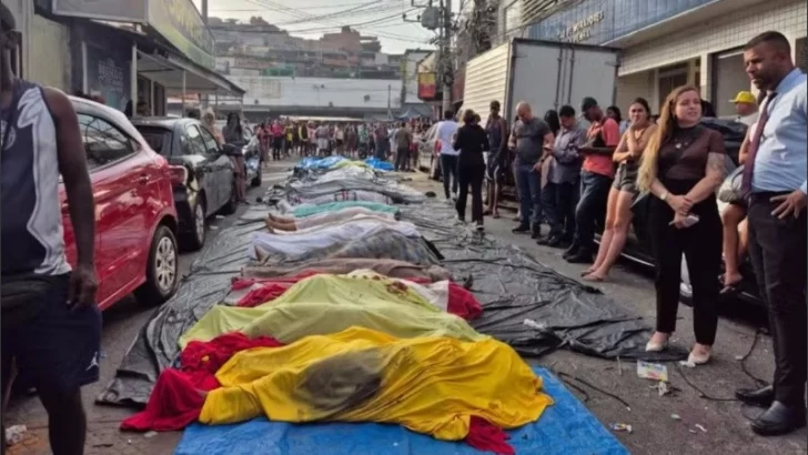 Vecinos hallaron 56 cuerpos que trasladaron a una plaza al norte de Río de Janeiro