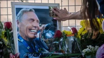 La familia de Miguel Ángel Russo esparció parte de sus cenizas en La Bombonera