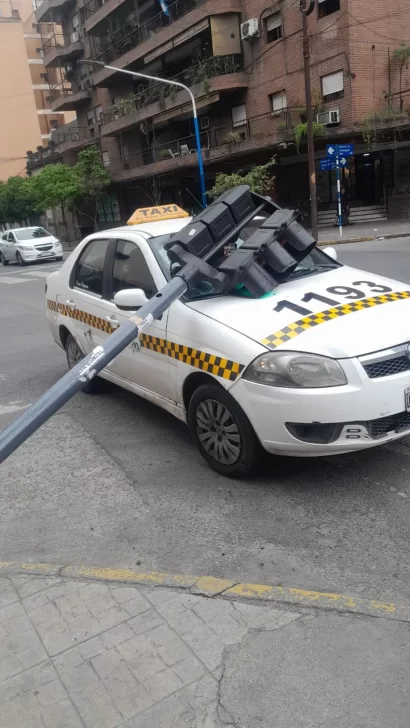 Un semáforo cayó sobre un taxi en la esquina de Monteagudo y Santiago del Estero