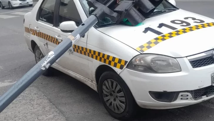 Un semáforo cayó sobre un taxi en la esquina de Monteagudo y Santiago del Estero