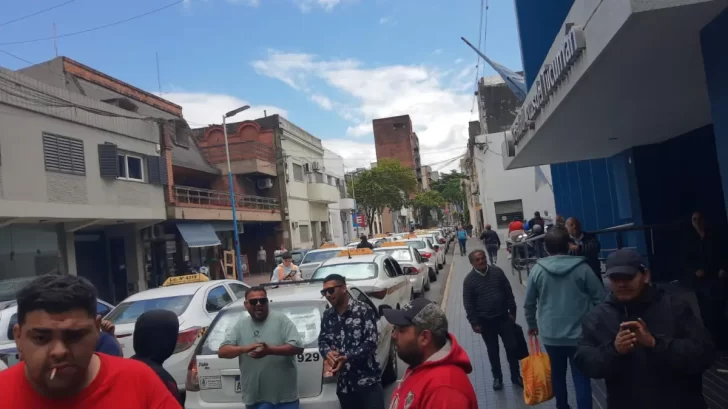 Taxistas exigen que se regulen las aplicaciones de viajes