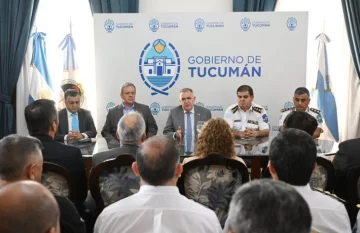 El gobernador Jaldo mantuvo una reunión con la Plana Mayor de la Policía