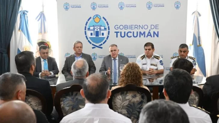 El gobernador Jaldo mantuvo una reunión con la Plana Mayor de la Policía