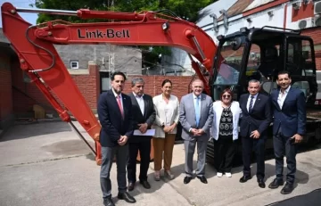 Jaldo entregó equipamiento a Recursos Hídricos y Medio Ambiente por cerca de $400 millones